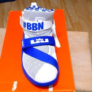 Nike lebron's James  1Y use boy sneaker